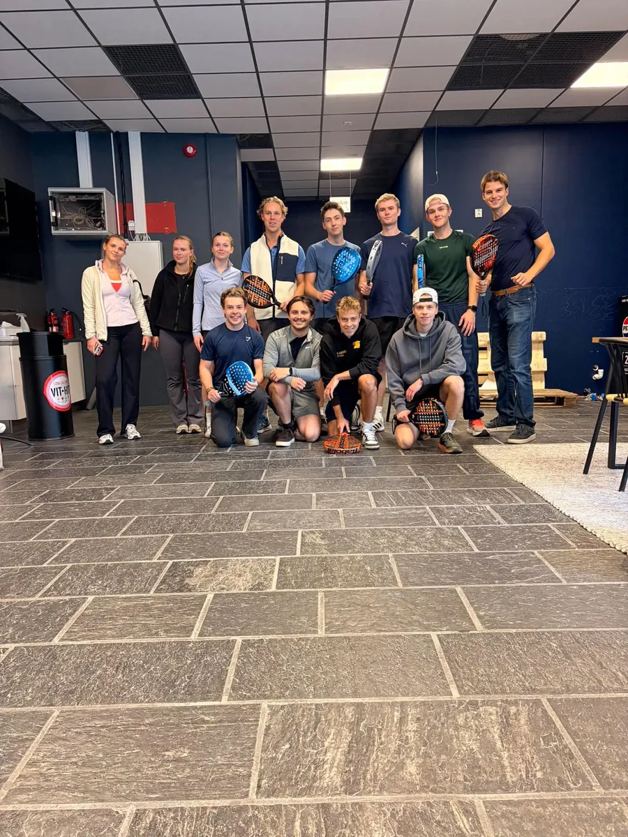 Stor gruppe med rackets i inngangspartiet hos padelhallen